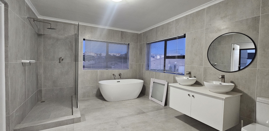 5 Bedroom Property for Sale in Myburgh Park Western Cape